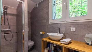 Een douche, een haardroger, handdoeken