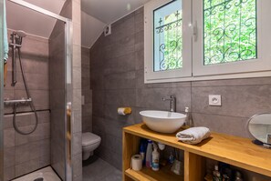 Suihku, hiustenkuivaaja, pyyhkeet