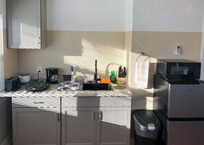 Refrigerador, microondas, placa de cocina, cafetera/tetera