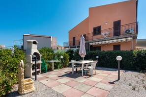 Outdoor dining - Holiday Home "Stella Marina" with Sea View, 2 Balconies & Shared Pool (Campofelice di Roccella)