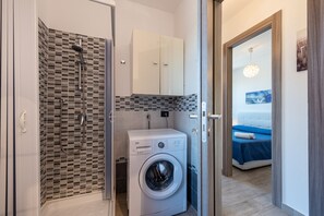 Een douche, een haardroger, handdoeken