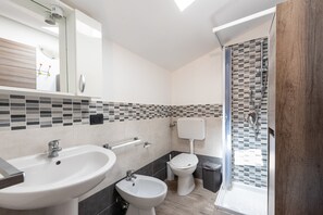 Shower, hair dryer, towels - Holiday Home "Stella Marina" with Sea View, 2 Balconies & Shared Pool (Campofelice di Roccella)