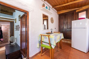 Fridge, microwave, stovetop, electric kettle - Holiday Home 'Cielito Lindo' with Mountain View, Private Terrace and Wi-Fi (Villasimius)
