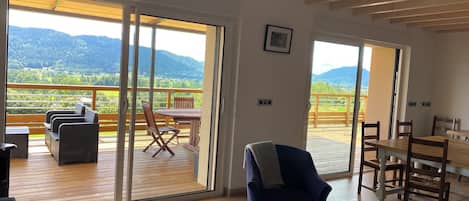 智能電視、足球機、乒乓球設施、影像庫