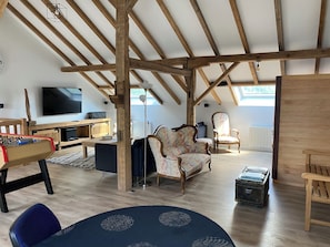 TV connectée, lecteur de DVD, baby-foot, table de tennis de table