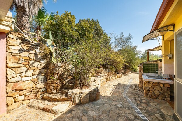 Terrace/patio - Holiday Home 'Conca Arrubia' with Mountain View, Wi-Fi and Air Conditioning (Villasimius)