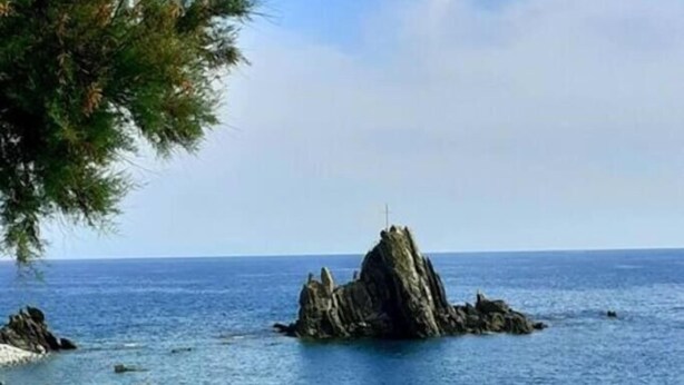 A coastal scene with a prominent rock formation in the sea, surrounded by calm waters and a clear sky. - Casa Vacanze Binellun (Sestri Levante)
