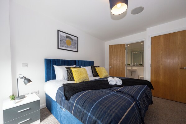 City Apartment | 2 bedrooms, iron/ironing board, free WiFi - Convenient 2 Bedroom Apt With Parking (Manchester)
