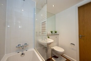 Leilighet – city | Bad | Dusjhode med hydromassaje, hårføner og håndklær