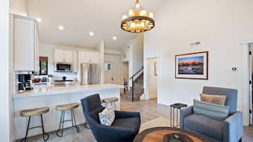 Télévision, cheminée, chaßne hi-fi