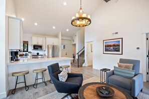 Fernseher, Kamin, Stereoanlage