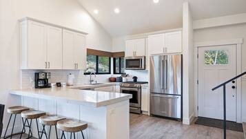 Een koelkast, een microgolfoven, een oven, een kookplaat