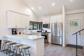 Kühlschrank, Mikrowelle, Ofen, Herdplatte