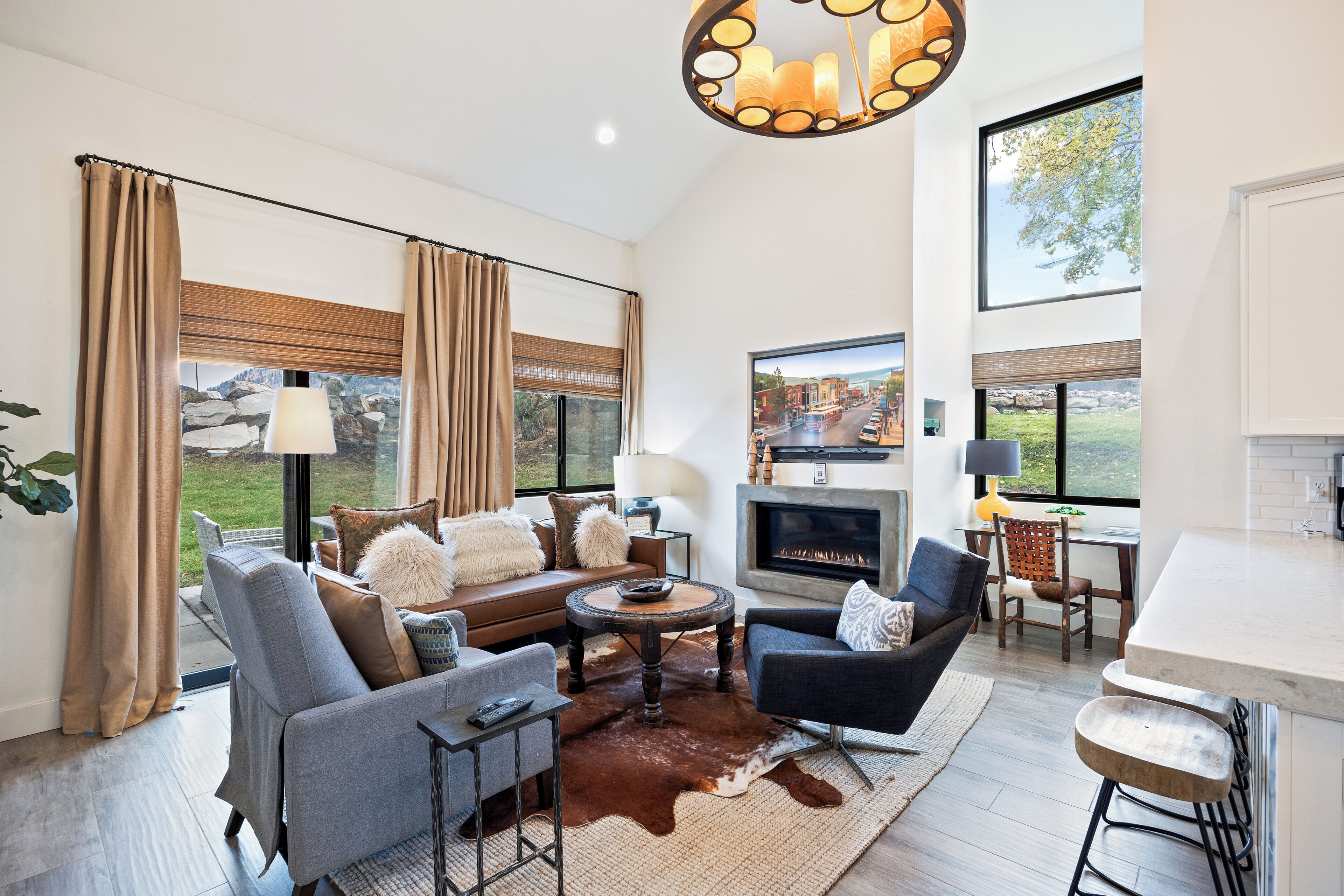 Televisie, een open haard en een stereo