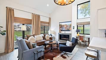 Televisie, een open haard en een stereo