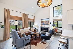 Fernseher, Kamin, Stereoanlage