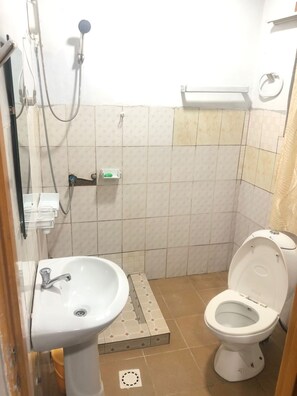 Shower, rainfall showerhead, free toiletries, hair dryer