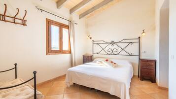 4 bedrooms, iron/ironing board, free WiFi, bed sheets