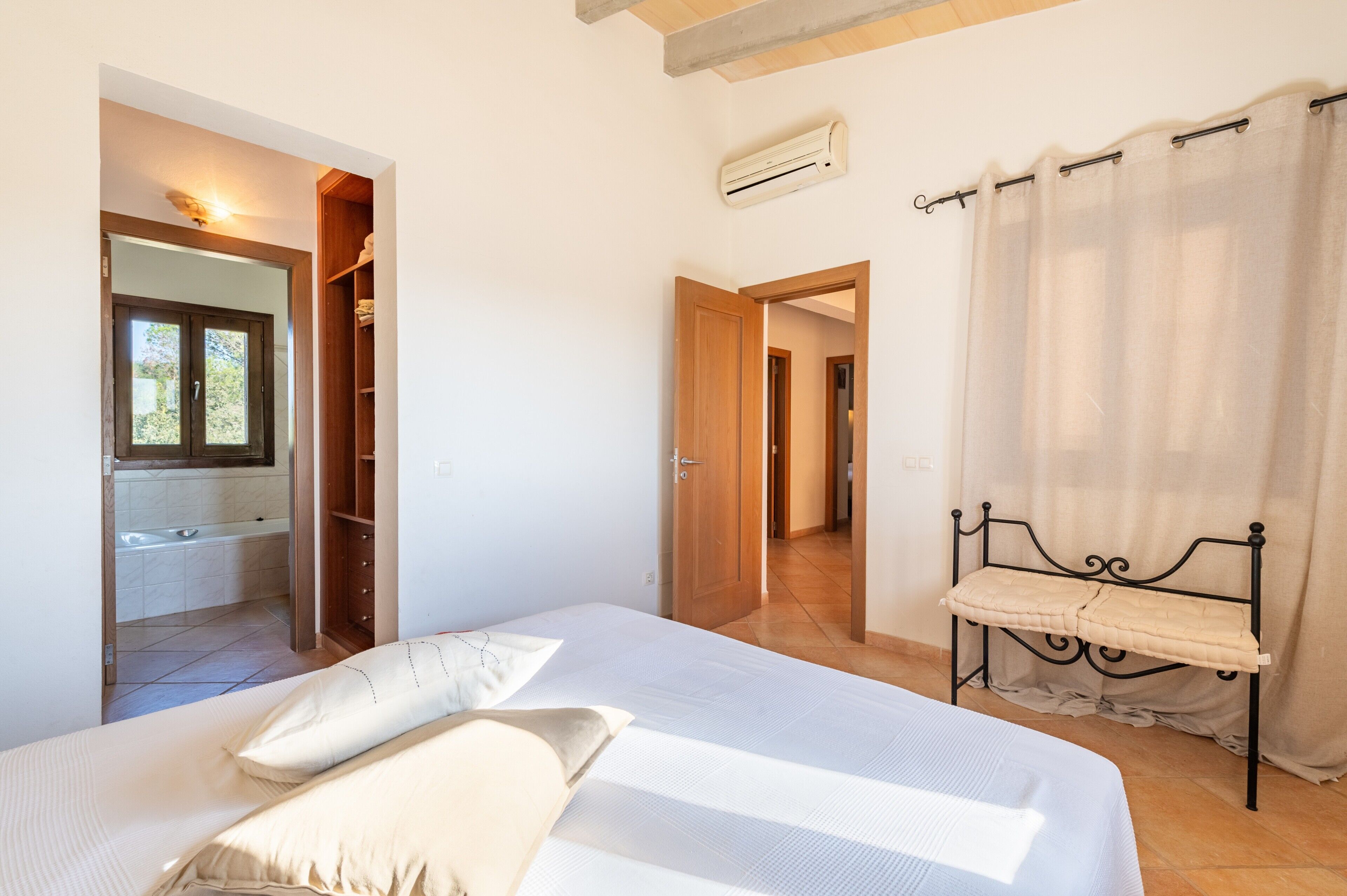 4 bedrooms, iron/ironing board, free WiFi, bed sheets