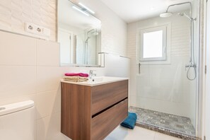 Dusche, Haartrockner, Handtücher