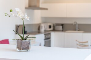 Fridge, microwave, oven, stovetop - Holiday Apartment Los Olivos with Wi-Fi & Balcony (Puerto de Sóller)