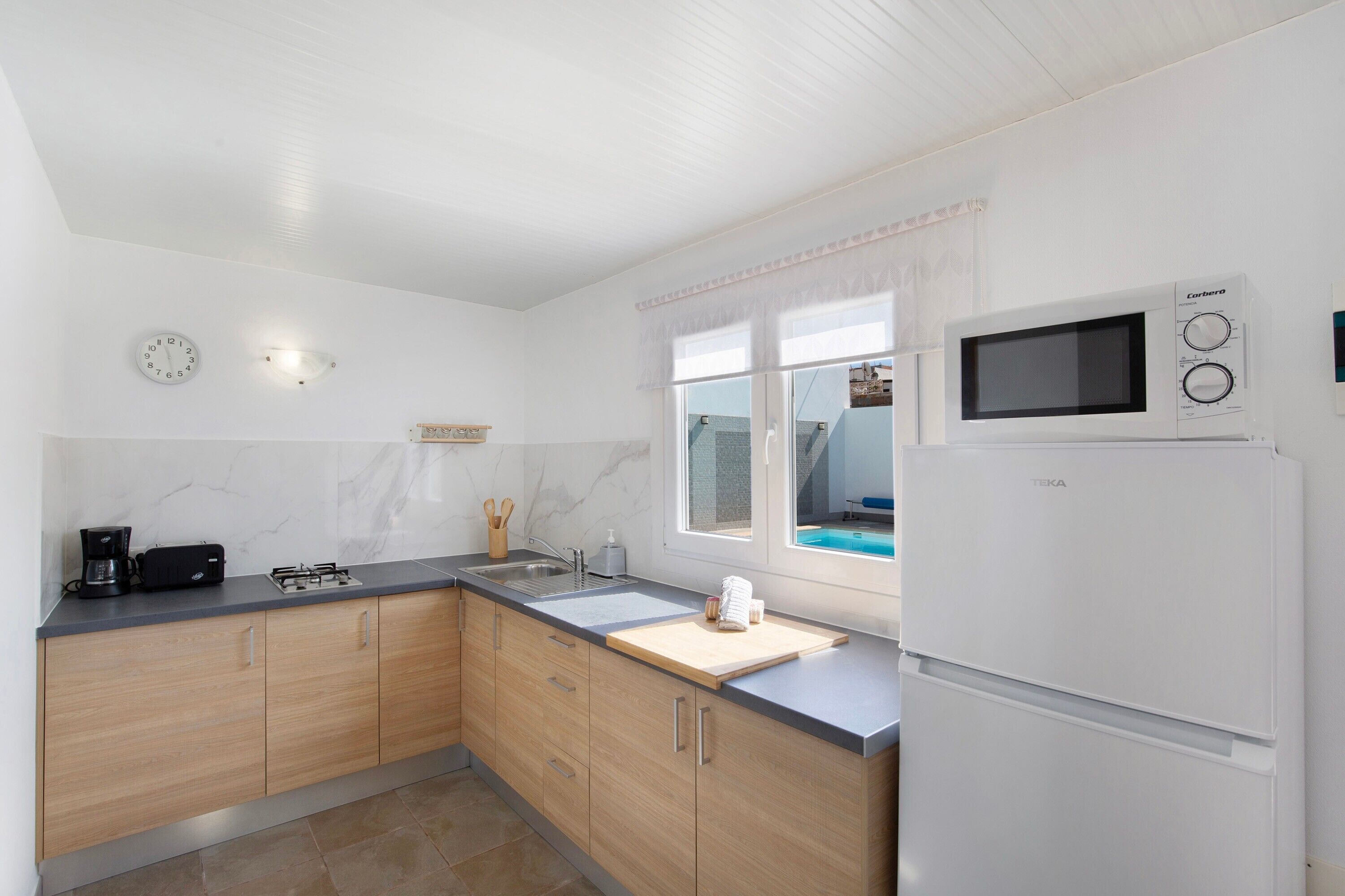 Kühlschrank, Mikrowelle, Herdplatte, Wasserkocher mit Kaffee-/Teezubehör