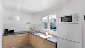 Kühlschrank, Mikrowelle, Herdplatte, Wasserkocher mit Kaffee-/Teezubehör