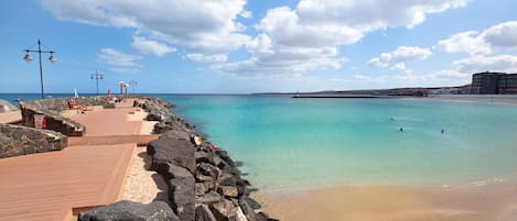 Una spiaggia nelle vicinanze