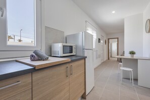 Fridge, microwave, stovetop, coffee/tea maker - Holiday Home "Casa Muley" with Private Pool, Garden, and Wi-Fi (El Matorral)