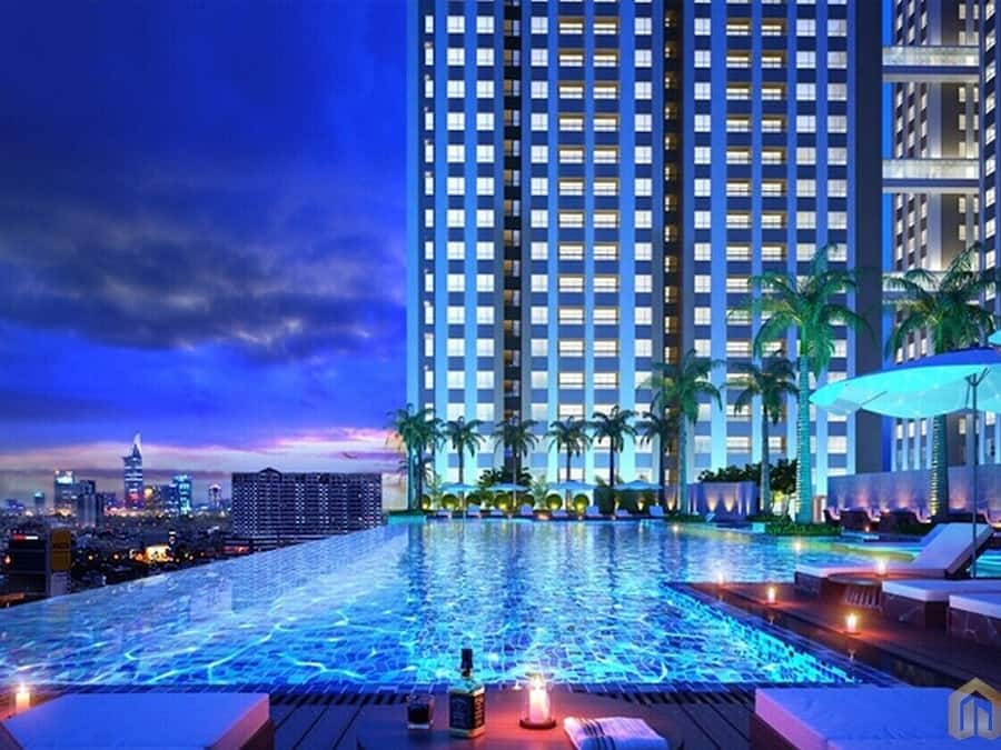 Una piscina al aire libre