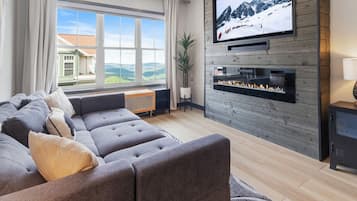Smart TV, fireplace