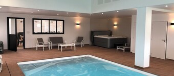 GĂźte de Groupe 35 Couchages de 950 mÂČ ChauffĂ©s Avec Piscine et spa IntĂ©rieur