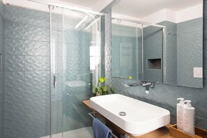 Business Apartment | Bathroom | Shower, free toiletries, hair dryer, bidet - Casa Azul alla Cala by Wonderful Italy (Palermo)