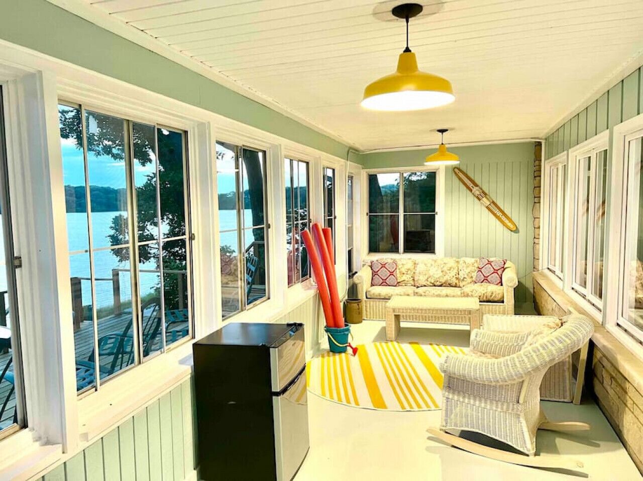 智能電視、乒乓球設施、音響