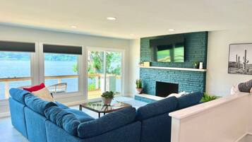 Smart-tv, een tafeltennistafel en een stereo