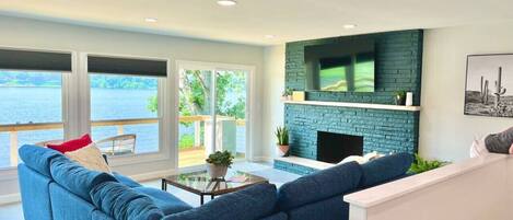 TV connectée, table de tennis de table, chaîne hi-fi