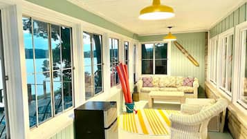 Een smart-tv, een tafeltennistafel en een stereo