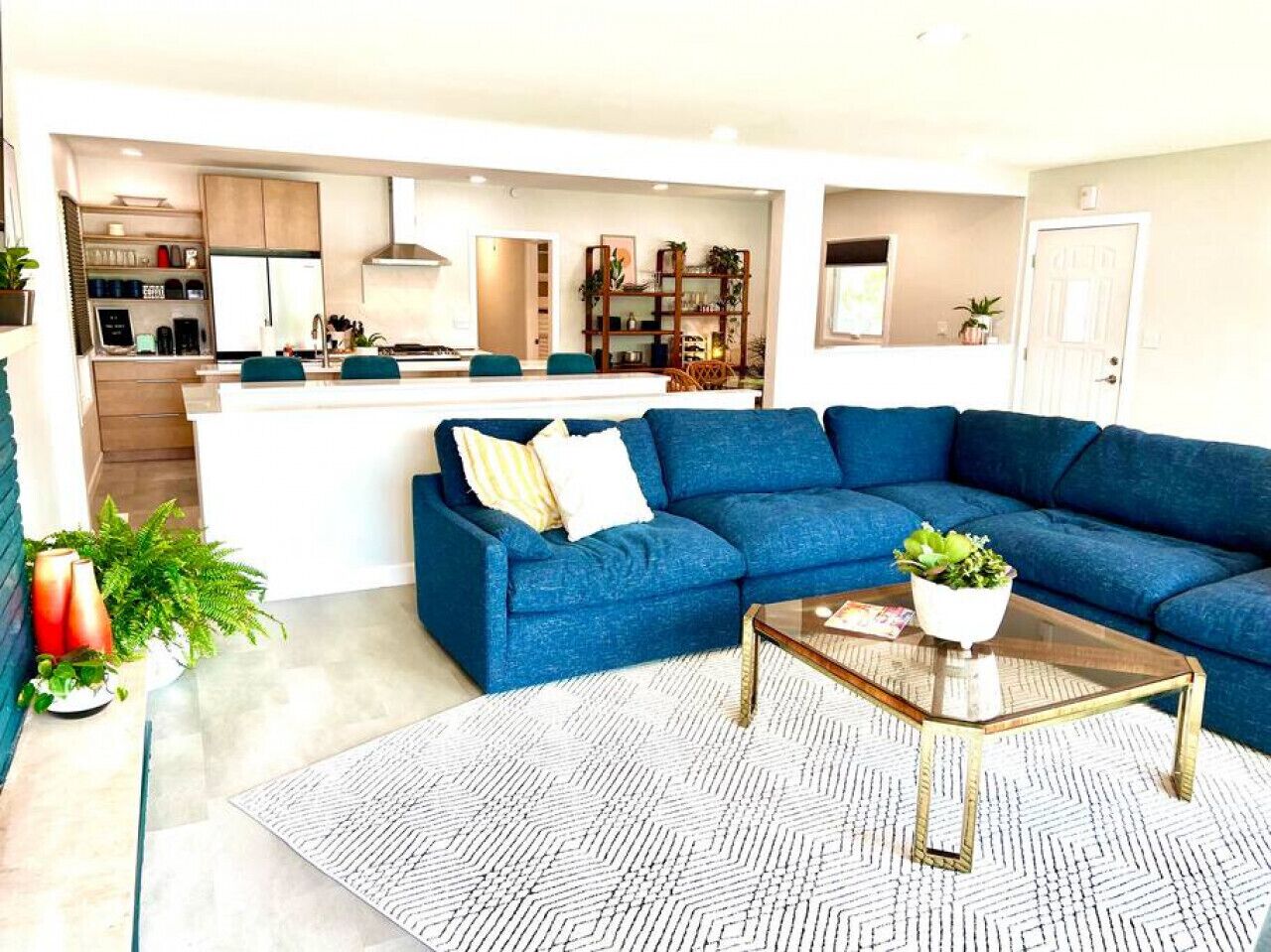 Smart-tv, een tafeltennistafel en een stereo