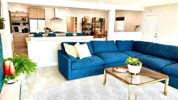 Smart-tv, een tafeltennistafel en een stereo