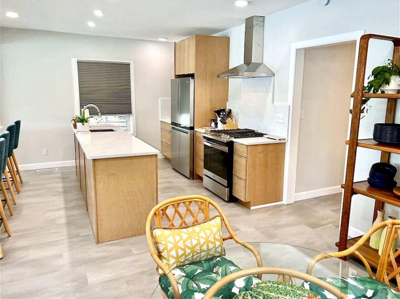 冷蔵庫、電子レンジ、オーブン、コンロ