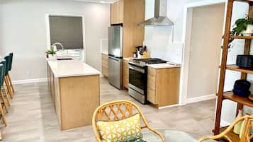 Een koelkast, een magnetron, een oven, een kookplaat