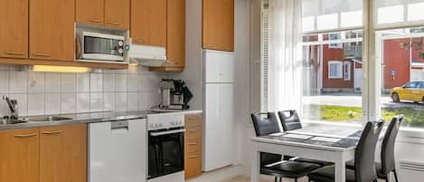 Kylskåp, mikrovågsugn, diskmaskin och brödrost