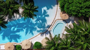 5 piscines extérieures, chaises longues