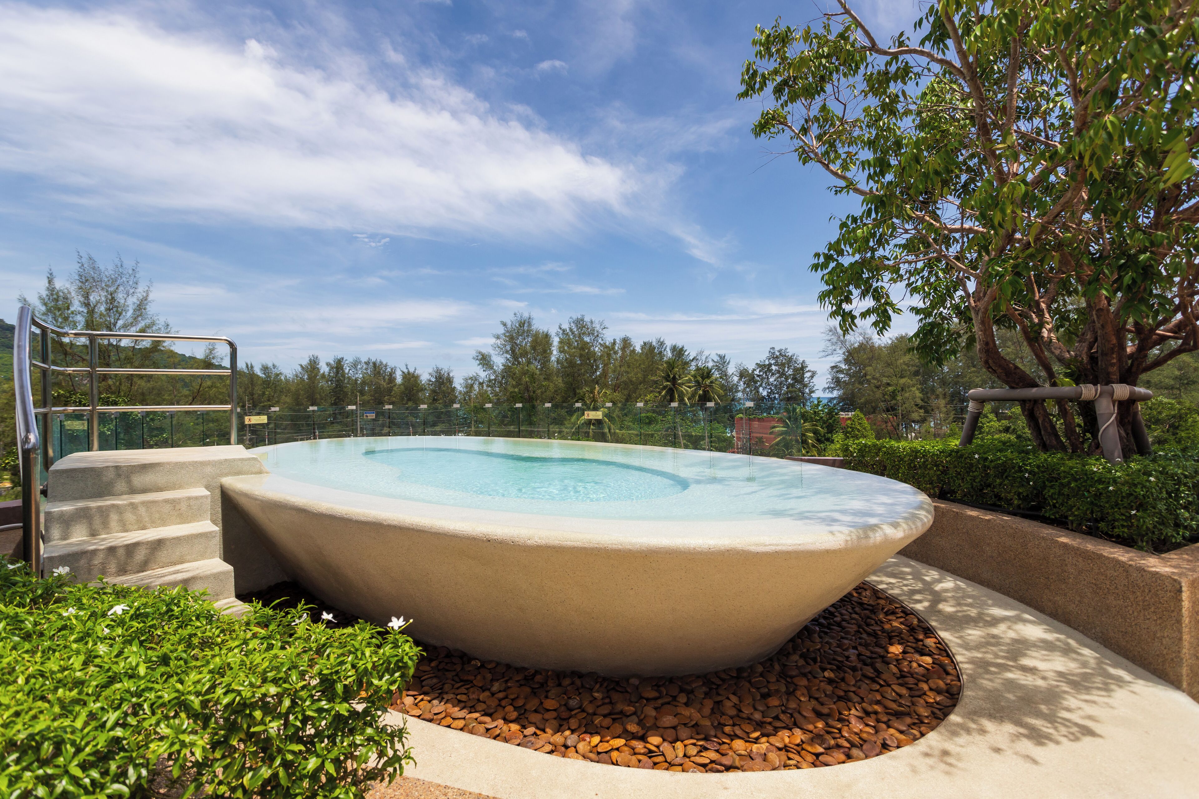 5 outdoor pools, sun loungers
