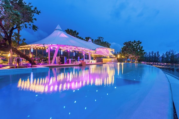 5 outdoor pools, pool loungers