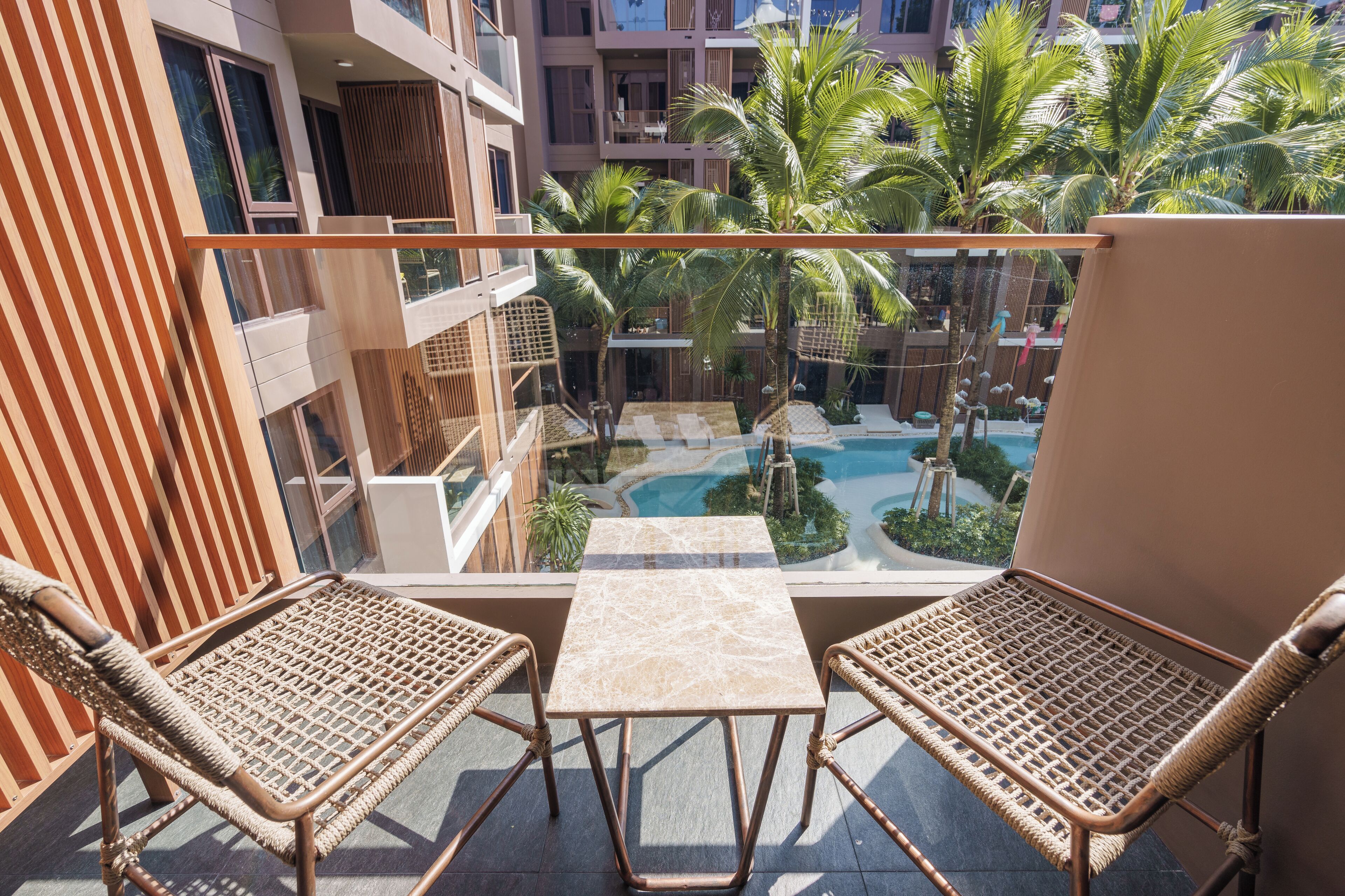 Chambre Deluxe, 1 très grand lit, vue piscine | Vue de la chambre