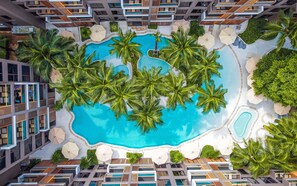 5 piscines extérieures, chaises longues