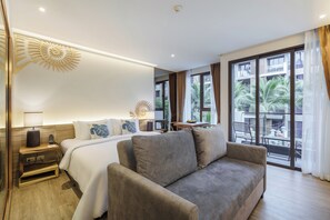 Rom – deluxe, 1 kingsize-seng, bassengutsikt | Safe på rommet, skrivebord, blendingsgardiner og strykejern/-brett