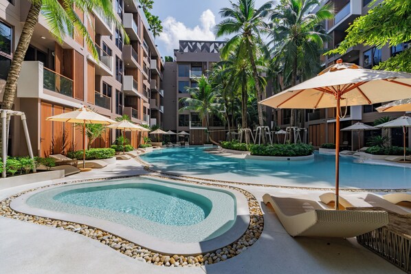5 outdoor pools, pool loungers