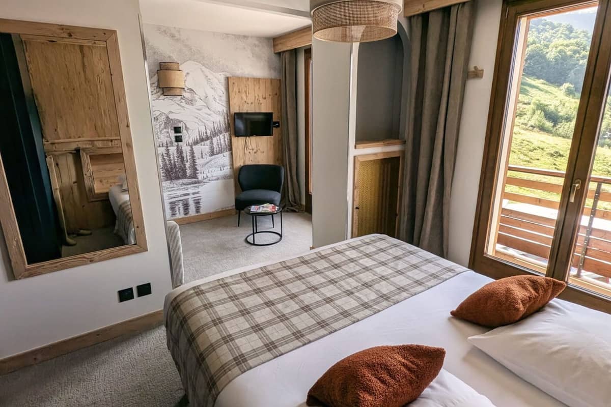 1 bedroom, premium bedding, desk, laptop workspace
